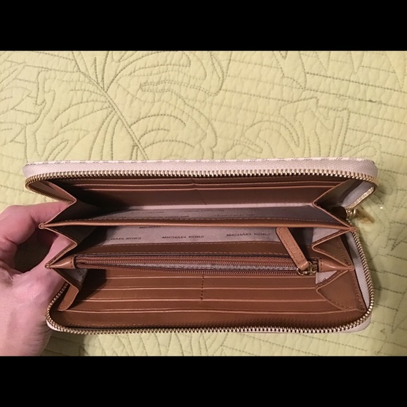 Michael Kors Wallet *Purse Separately will Bundle - Picture 3 of 7